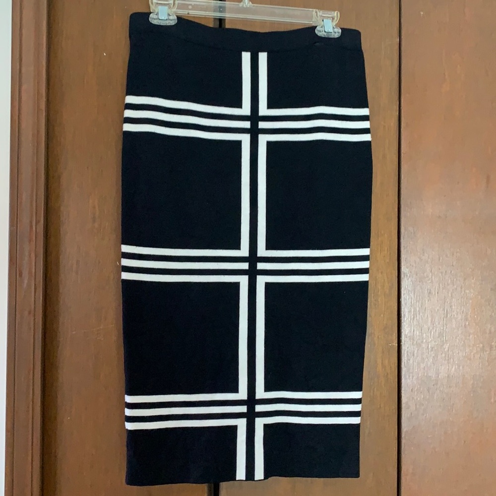 Black and white long body contour pencil skirt